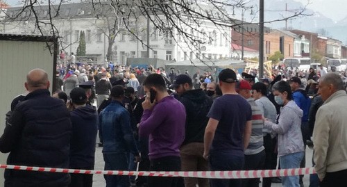 Участники акции протеста против режима самоизоляции в Северной Осетии. Владикавказ, 20 апреля 2020 г. Фото Эммы Марзоевой для "Кавказского узла" Участники акции протеста против режима самоизоляции в Северной Осетии. Владикавказ, 20 апреля 2020 г. Фото Эммы Марзоевой для "Кавказского узла"