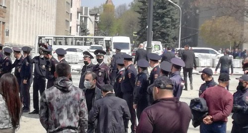 Участники акции протеста против режима самоизоляции в Северной Осетии. Владикавказ, 20 апреля 2020 г. Фото Эммы Марзоевой для "Кавказского узла" Участники акции протеста против режима самоизоляции в Северной Осетии. Владикавказ, 20 апреля 2020 г. Фото Эммы Марзоевой для "Кавказского узла"