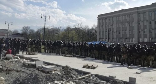 Сотрудники силовых структур, окружившие площадь Свободы во Владикавказе. 20 апреля 2020 г. Фото Эммы Марзоевой для "Кавказского узла" Сотрудники силовых структур, окружившие площадь Свободы во Владикавказе. 20 апреля 2020 г. Фото Эммы Марзоевой для "Кавказского узла"