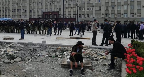 Участники схода во Владикавказе. 20 апреля 2020 г. Фото Эммы Марзоевой для "Кавказского узла" Участники схода во Владикавказе. 20 апреля 2020 г. Фото Эммы Марзоевой для "Кавказского узла"