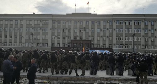 Сотрудники силовых структур во время акции протеста. Владикавказ, 20 апреля 2020 г. Фото Эммы Марзоевой для "Кавказского узла" Сотрудники силовых структур во время акции протеста. Владикавказ, 20 апреля 2020 г. Фото Эммы Марзоевой для "Кавказского узла"