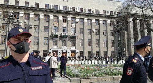 Сотрудники полиции в защитных масках. Владикавказ, 20 апреля 2020 г. Фото Эммы Марзоевой для "Кавказского узла" Сотрудники полиции в защитных масках. Владикавказ, 20 апреля 2020 г. Фото Эммы Марзоевой для "Кавказского узла"
