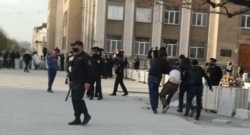 Силовики продолжили задержания протестующих во Владикавказе. Фото Эммы Марзоевой для "Кавказского узла" Силовики продолжили задержания протестующих во Владикавказе. Фото Эммы Марзоевой для "Кавказского узла"