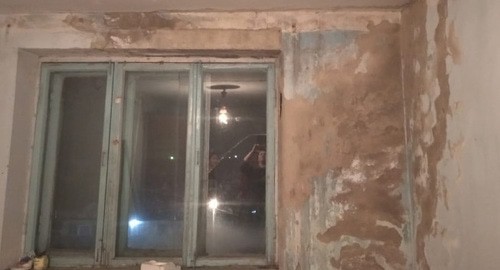 Здание бывшего заводского общежития в Нарткале нуждается в ремонте. Фото Людмилы Маратовой для "Кавказского узла" Здание бывшего заводского общежития в Нарткале нуждается в ремонте. Фото Людмилы Маратовой для "Кавказского узла"