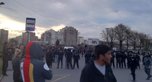 Участники схода на площади Штыба во Владикавказе. 20 апреля 2020 г. Фото Эммы Марзоевой для "Кавказского узла" Участники схода на площади Штыба во Владикавказе. 20 апреля 2020 г. Фото Эммы Марзоевой для "Кавказского узла"