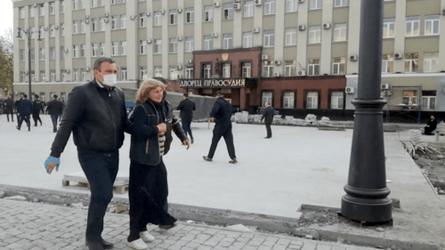 Участники протеста во Владикавказе. Скриншот видео "Кавказского узла" https://youtu.be/aIxG_fs1r0M Участники протеста во Владикавказе. Скриншот видео "Кавказского узла" https://youtu.be/aIxG_fs1r0M