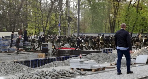 Участники протеста во Владикавказе. Скриншот видео "Кавказского узла" https://youtu.be/aIxG_fs1r0M Участники протеста во Владикавказе. Скриншот видео "Кавказского узла" https://youtu.be/aIxG_fs1r0M