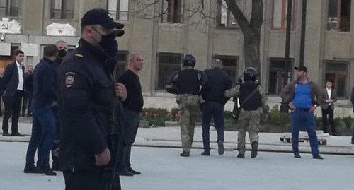 Задержание участников акции протеста во Владикавказе. 20 апреля 2020 г. Фото Эммы Марзоевой для "Кавказского узла" Задержание участников акции протеста во Владикавказе. 20 апреля 2020 г. Фото Эммы Марзоевой для "Кавказского узла"