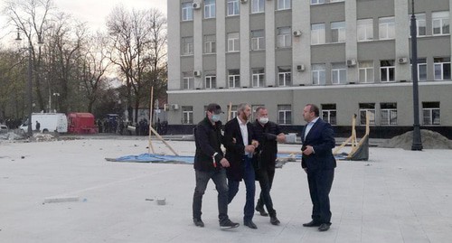 Задержание участника акции во время протеста во Владикавказе. 20 апреля 2020 г. Фото Эммы Марзоевой для "Кавказского узла" Задержание участника акции во время протеста во Владикавказе. 20 апреля 2020 г. Фото Эммы Марзоевой для "Кавказского узла"