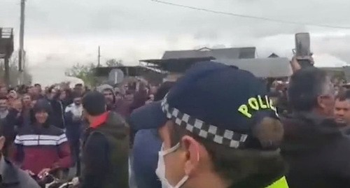 Фермеры Марнеульского района потребовали ослабить карантин. Скриншот видео https://1tv.ge/ru/news/uchastniki-akcii-protesta-v-marneuli-perekryli-dorogu-videofoto/ Фермеры Марнеульского района потребовали ослабить карантин. Скриншот видео https://1tv.ge/ru/news/uchastniki-akcii-protesta-v-marneuli-perekryli-dorogu-videofoto/