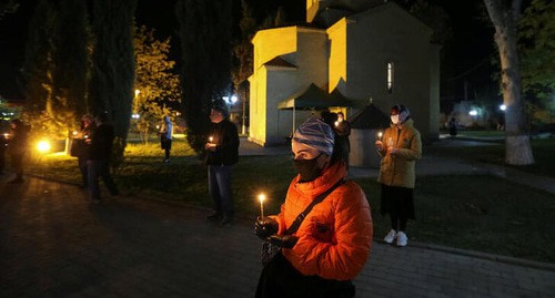 Верующие во время молитвы. Грузия, 18 апреля 2020 г. Фото: REUTERS/Irakli Gedenidze Верующие во время молитвы. Грузия, 18 апреля 2020 г. Фото: REUTERS/Irakli Gedenidze