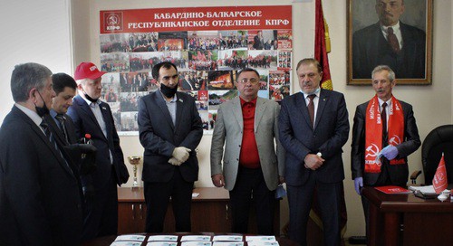Коммунисты Кабардино-Балкарии отметили день рождения Ленина в условиях карантина. 22 апреля 2020 года. Фото предоставлены Борисом Паштовым Коммунисты Кабардино-Балкарии отметили день рождения Ленина в условиях карантина. 22 апреля 2020 года. Фото предоставлены Борисом Паштовым