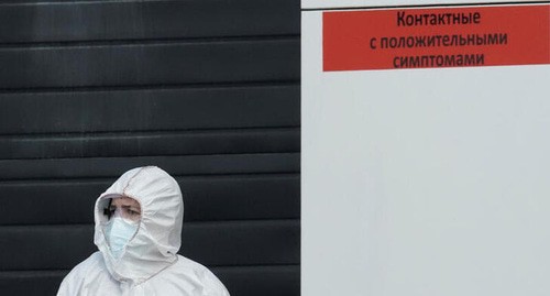 Медицинский работник в защитном костюме. Фото: REUTERS/Tatyana Makeyeva Медицинский работник в защитном костюме. Фото: REUTERS/Tatyana Makeyeva