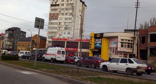 Затор на проспекте Акушинского, вызванный проверкой сотрудниками полиции водителей. Фото Расула Магомедова для "Кавказского узла" Затор на проспекте Акушинского, вызванный проверкой сотрудниками полиции водителей. Фото Расула Магомедова для "Кавказского узла"