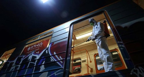 Дезинфекция в Ереване. Фото:Vahram Baghdasaryan/REUTERS Дезинфекция в Ереване. Фото:Vahram Baghdasaryan/REUTERS