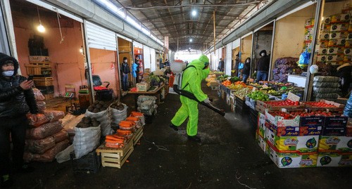 Дезинфекция рынка в Баку. Фото Азиза Каримова для "Кавказского узла" Дезинфекция рынка в Баку. Фото Азиза Каримова для "Кавказского узла"