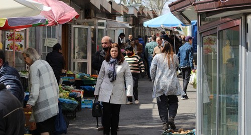 Жители Еревана на рынке. Апрель 2020 г. Фото Тиграна Петросяна для "Кавказского узла" Жители Еревана на рынке. Апрель 2020 г. Фото Тиграна Петросяна для "Кавказского узла"