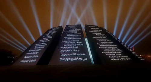 Проекция имен, присланных участниками смс-акции, на мемориале "Цицернакаберд". Фото: пресс-служба мэрии Еревана www.facebook.com/YerevanCityHall Проекция имен, присланных участниками смс-акции, на мемориале "Цицернакаберд". Фото: пресс-служба мэрии Еревана www.facebook.com/YerevanCityHall