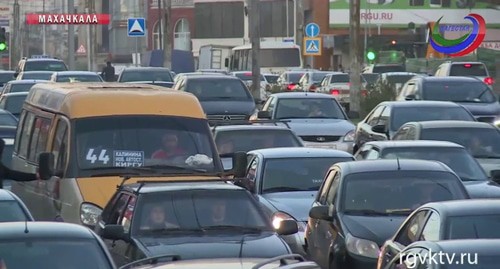 Автомобили в пробке в Махачкале. Скриншот видео.
РГВК "Дагестан" https://www.youtube.com/watch?v=VbvI1rTlyVA Автомобили в пробке в Махачкале. Скриншот видео.
РГВК "Дагестан" https://www.youtube.com/watch?v=VbvI1rTlyVA