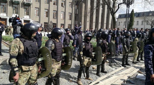 Сотрудники силовых структур во время акции протеста. Владикавказ, 20 апреля 2020 года. Фото Эммы Марзоевой для "Кавказского узла" Сотрудники силовых структур во время акции протеста. Владикавказ, 20 апреля 2020 года. Фото Эммы Марзоевой для "Кавказского узла"
