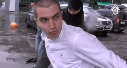 Георгий Гуев в момент задержания. Кадр оперативного видео, опубликованного СКР https://www.youtube.com/watch?v=G-iDevWRDfc Георгий Гуев в момент задержания. Кадр оперативного видео, опубликованного СКР https://www.youtube.com/watch?v=G-iDevWRDfc