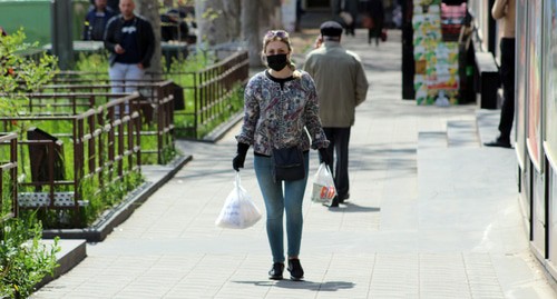 Женщина в медицинской маске на улице Еревана во время карантина. Фото Тиграна Петросяна для "Кавказского узла" Женщина в медицинской маске на улице Еревана во время карантина. Фото Тиграна Петросяна для "Кавказского узла"
