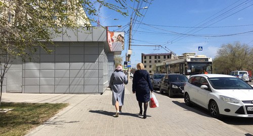 Жители Волгограда на улицах города во время самоизоляции. 27 апреля 2020 года. Фото Татьяны Филимоновой для "Кавказского узла" Жители Волгограда на улицах города во время самоизоляции. 27 апреля 2020 года. Фото Татьяны Филимоновой для "Кавказского узла"