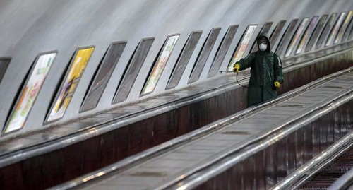 Дезифнекция экскалатора метро в Тбилиси. Фото REUTERS/Irakli Gedenidze Дезифнекция экскалатора метро в Тбилиси. Фото REUTERS/Irakli Gedenidze