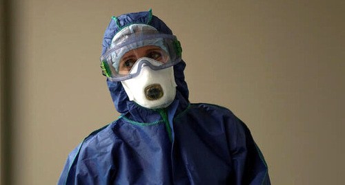 Медицинский специалист в защитном снаряжении. Фото REUTERS/Максим Шеметов Медицинский специалист в защитном снаряжении. Фото REUTERS/Максим Шеметов