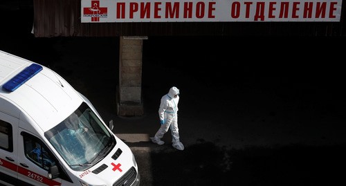 Врач-специалист выходит из Покровской больницы, которая оказывает медицинскую помощь пациентам, инфицированным коронавирусной болезнью (COVID-19) в Санкт-Петербурге, Россия, 27 апреля 2020 года. Табличка гласит:"Приемное отделение". Ajnj^ REUTERS/Антон Ваганов Врач-специалист выходит из Покровской больницы, которая оказывает медицинскую помощь пациентам, инфицированным коронавирусной болезнью (COVID-19) в Санкт-Петербурге, Россия, 27 апреля 2020 года. Табличка гласит:"Приемное отделение". Ajnj^ REUTERS/Антон Ваганов