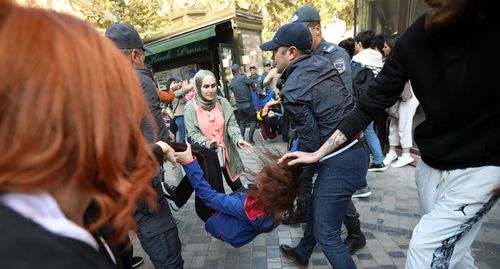 Сотрудники полиции задерживают одну из активисток во время акции протеста в Баку. Фото Азиза Каримова для "Кавказского узла" Сотрудники полиции задерживают одну из активисток во время акции протеста в Баку. Фото Азиза Каримова для "Кавказского узла"