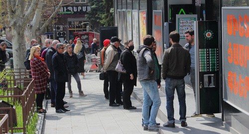 Жители Еревана на улицах города. Апрель 2020 г. Фото Тиграна Петросяна для "Кавказского узла" Жители Еревана на улицах города. Апрель 2020 г. Фото Тиграна Петросяна для "Кавказского узла"