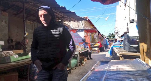 Посетитель рынка не может найти продукты. Фото Беслана Кмузова для "Кавказского узла" Посетитель рынка не может найти продукты. Фото Беслана Кмузова для "Кавказского узла"