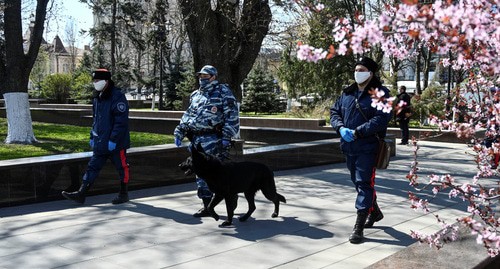 Казаки и сотрудник полиции в защитных масках на улицах Ростова-на-Дону. Апрель 2020 г. Фото: REUTERS/Sergey Pivovarov Казаки и сотрудник полиции в защитных масках на улицах Ростова-на-Дону. Апрель 2020 г. Фото: REUTERS/Sergey Pivovarov