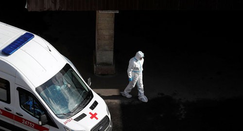 Врач выходит из больницы, где лечат пациентов с коронавирусом. Санкт-Петербург, 27 апреля 2020 года. Фото: REUTERS/Антон Ваганов Врач выходит из больницы, где лечат пациентов с коронавирусом. Санкт-Петербург, 27 апреля 2020 года. Фото: REUTERS/Антон Ваганов