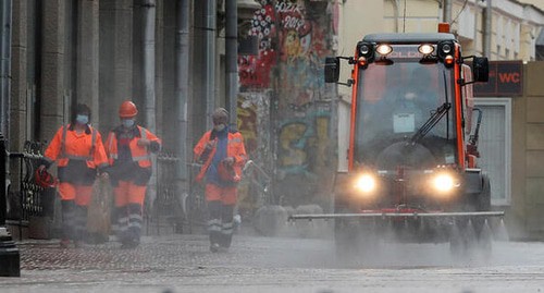 Сотрудники коммунальной службы во время карантина. Фото: REUTERS/Shamil Zhumatov Сотрудники коммунальной службы во время карантина. Фото: REUTERS/Shamil Zhumatov