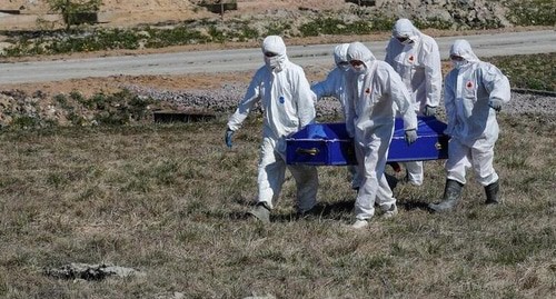 Могильщики, одетые в средства индивидуальной защиты (СИЗ), несут гроб во время захоронения жертвы коронавирусной болезни (КОВИД-19) в секции специального назначения кладбища на окраине Санкт-Петербурга Фото: REUTERS/Антон Ваганов Могильщики, одетые в средства индивидуальной защиты (СИЗ), несут гроб во время захоронения жертвы коронавирусной болезни (КОВИД-19) в секции специального назначения кладбища на окраине Санкт-Петербурга Фото: REUTERS/Антон Ваганов