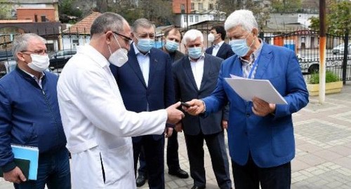 Передача легкового автомобиля Республиканской клинической больнице Дагестана. Фото пресс-службы ЕР Дагестана https://dagestan.er.ru/news/2020/5/4/respublikanskaya-klinicheskaya-bolnica-2-poluchila-avtomobil-dlya-raboty-v-period-pandemii-koronavirusa/ Передача легкового автомобиля Республиканской клинической больнице Дагестана. Фото пресс-службы ЕР Дагестана https://dagestan.er.ru/news/2020/5/4/respublikanskaya-klinicheskaya-bolnica-2-poluchila-avtomobil-dlya-raboty-v-period-pandemii-koronavirusa/