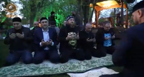 Рамзан Кадыров совершает молитву вместе с главврачами медучреждений Чечни во время ифтара. Кадр видео со страницы главы Чечни в "ВКонтакте" https://vk.com/ramzan?w=wall279938622_487966 Рамзан Кадыров совершает молитву вместе с главврачами медучреждений Чечни во время ифтара. Кадр видео со страницы главы Чечни в "ВКонтакте" https://vk.com/ramzan?w=wall279938622_487966