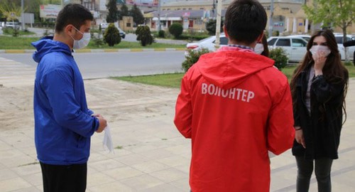 Волонтеры в Дербенте. Фото: Али Гасанов https://riaderbent.ru/v-derbente-vvodyat-masochnyj-rezhim.html?utm_source=yxnews&utm_medium=desktop&utm_referrer=https%3A%2F%2Fyandex.ru%2Fnews Волонтеры в Дербенте. Фото: Али Гасанов https://riaderbent.ru/v-derbente-vvodyat-masochnyj-rezhim.html?utm_source=yxnews&utm_medium=desktop&utm_referrer=https%3A%2F%2Fyandex.ru%2Fnews