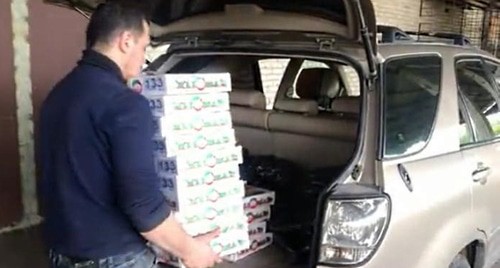 Волонтер загружает продуктовые наборы для помощи нуждающимся, фото Людмила Маратова для "Кавказского узла". Волонтер загружает продуктовые наборы для помощи нуждающимся, фото Людмила Маратова для "Кавказского узла".