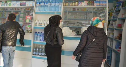 Жители Грозного в аптеке. Апрель 2020 г. Фото: REUTERS/Ramzan Musaev Жители Грозного в аптеке. Апрель 2020 г. Фото: REUTERS/Ramzan Musaev