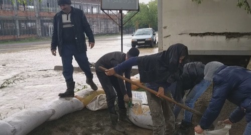 Устранение паводка на реке Сунже. Скриншот видео "Кавказского узла" https://www.youtube.com/watch?v=sxWf4MYg-DU Устранение паводка на реке Сунже. Скриншот видео "Кавказского узла" https://www.youtube.com/watch?v=sxWf4MYg-DU