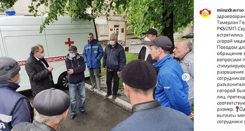 Министр здравоохранения РСО-Алания Тамерлан Гогичаев и главный врач РКБСМП Сергей Кануков встретились с сотрудниками Станции скорой медицинской помощи. Стоп-кадр видео https://www.instagram.com/p/B_5OqLaFCTJ/ Министр здравоохранения РСО-Алания Тамерлан Гогичаев и главный врач РКБСМП Сергей Кануков встретились с сотрудниками Станции скорой медицинской помощи. Стоп-кадр видео https://www.instagram.com/p/B_5OqLaFCTJ/