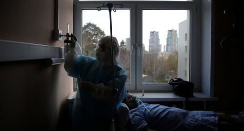 Медицинский работник рядом с пациентом. Фото: REUTERS/Maxim Shemetov Медицинский работник рядом с пациентом. Фото: REUTERS/Maxim Shemetov