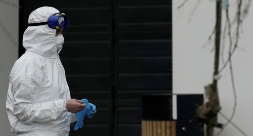 Медицинский работник в защитном костюме. Фото: REUTERS/Tatyana Makeyeva Медицинский работник в защитном костюме. Фото: REUTERS/Tatyana Makeyeva