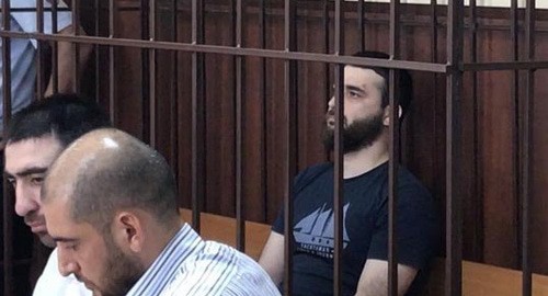 Кемал Тамбиев (справа) в зале суда. Стоп-кадр видео канала YouTube "Кавказский узел" https://www.youtube.com/watch?v=ZnfT9sdFsYA Кемал Тамбиев (справа) в зале суда. Стоп-кадр видео канала YouTube "Кавказский узел" https://www.youtube.com/watch?v=ZnfT9sdFsYA