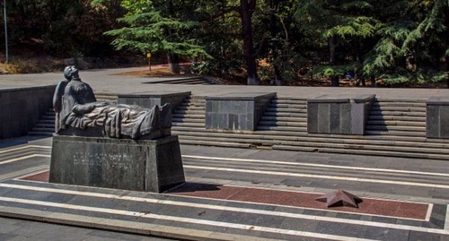 Памятник Неизвестному солдату, Тбилиси. Фото: https://ru.wikipedia.org/wiki/Памятники_неизвестному_солдату Памятник Неизвестному солдату, Тбилиси. Фото: https://ru.wikipedia.org/wiki/Памятники_неизвестному_солдату