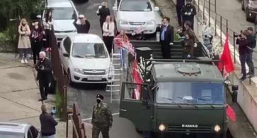 Артисты исполняют военные песни для жителей Сочи. 9 мая 2020 года. Фото Светланы Кравченко для "Кавказского узла" Артисты исполняют военные песни для жителей Сочи. 9 мая 2020 года. Фото Светланы Кравченко для "Кавказского узла"
