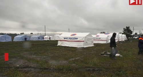 Палаточный городок для азербайджанцев на границе в Дагестане. Кадр видео на странице главы Дербента Хизри Абакарова https://www.instagram.com/p/CABWqefnnXB Палаточный городок для азербайджанцев на границе в Дагестане. Кадр видео на странице главы Дербента Хизри Абакарова https://www.instagram.com/p/CABWqefnnXB